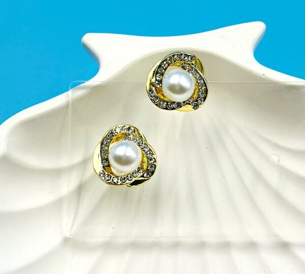 Elegant Korean-style Golde rose earrings designed to add a soft, romantic touch to any outfit with diamonds