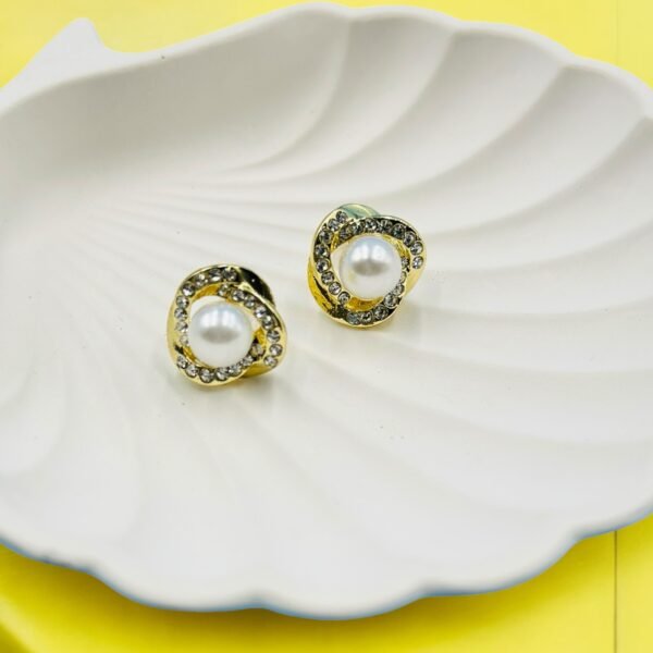 Elegant Korean-style Golde rose earrings designed to add a soft, romantic touch to any outfit with diamonds