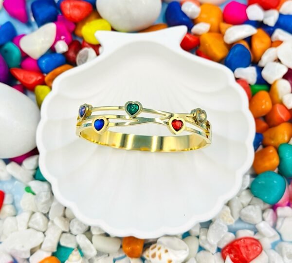 Add a pop of color and love to your wrist with this gold bracelet featuring vibrant multi-colour heart-shaped diamonds