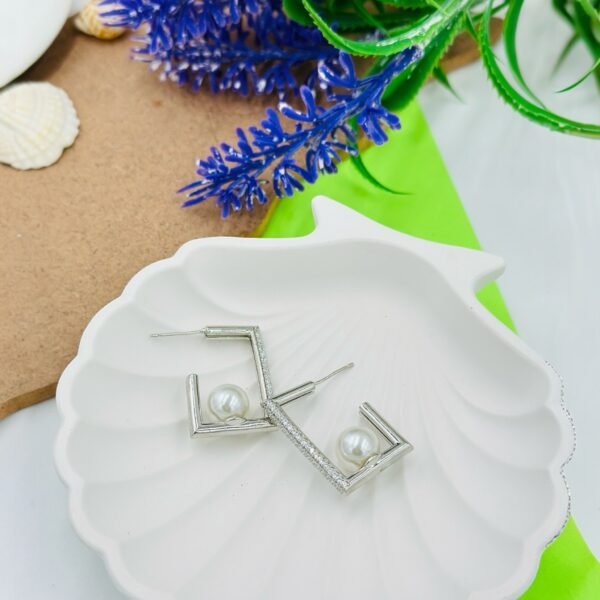 Rectangle-shaped half hoop earrings in silver, adorned with sparkling diamonds and a luminous pearl