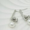 Rectangle-shaped half hoop earring with drop in silver, adorned with sparkling diamonds and a luminous pearl