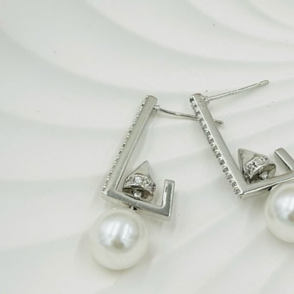 Rectangle-shaped half hoop earring with drop in silver, adorned with sparkling diamonds and a luminous pearl