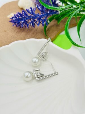 Rectangle-shaped half hoop earring with drop in silver, adorned with sparkling diamonds and a luminous pearl