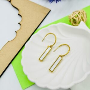 Square-shaped drop earrings in golden and white tones