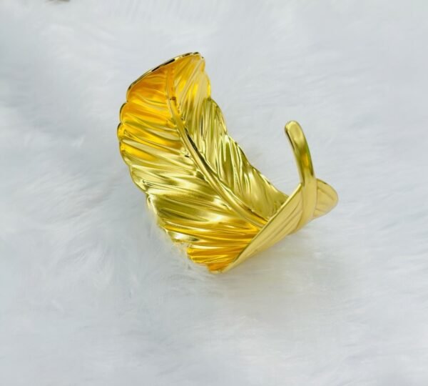 Graceful golden bracelet with a stylish leaf design