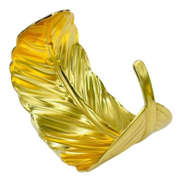 Graceful golden bracelet with a stylish leaf design