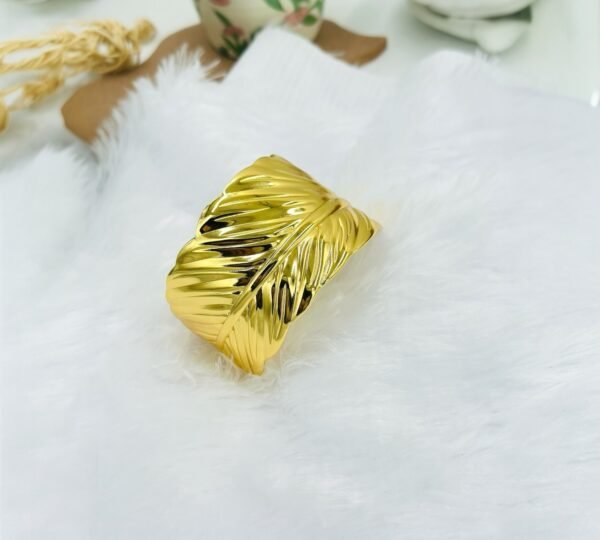 Graceful golden bracelet with a stylish leaf design