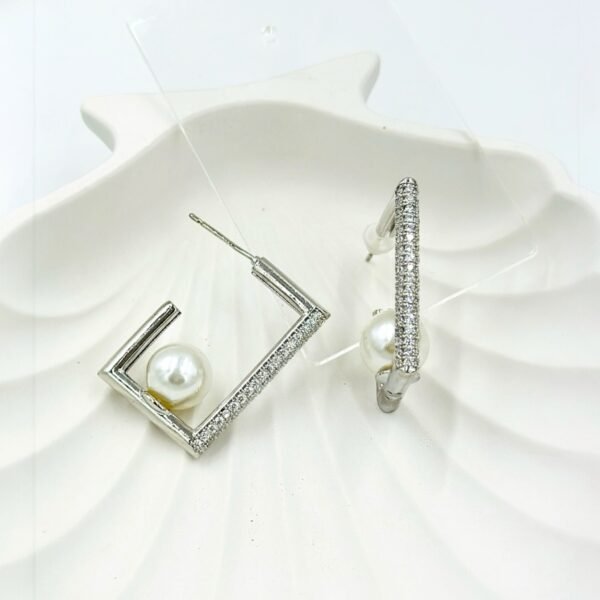 Rectangle-shaped half hoop earrings in silver, adorned with sparkling diamonds and a luminous pearl