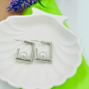 Rectangle-shaped half hoop earrings in silver, adorned with sparkling diamonds and a luminous pearl