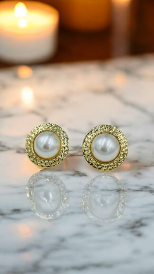 Hammered Gold Round Pearl Stud Earrings – Stainless Steel
