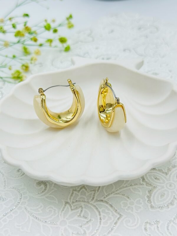 Cream Marble Finish Hoop Earrings – Glossy Gold Accent, Premium