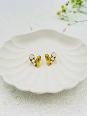 Elegant Heart-Shaped Pearl Stud Earrings – Stainless Steel, Anti-Tarnish