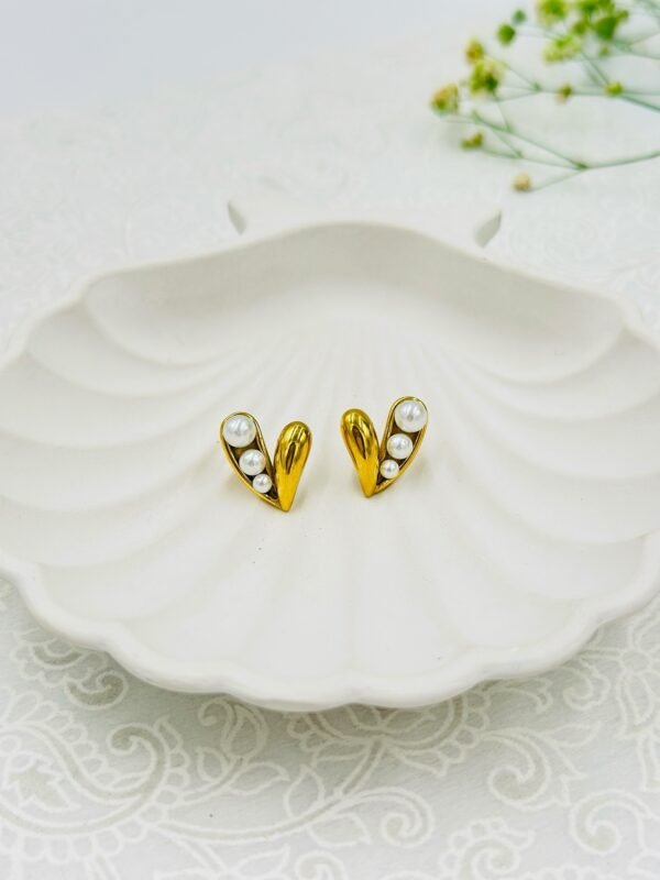 Elegant Heart-Shaped Pearl Stud Earrings – Stainless Steel, Anti-Tarnish