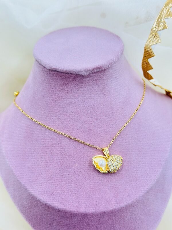 Golden Shell Pearl Pendant Necklace – Stainless Steel