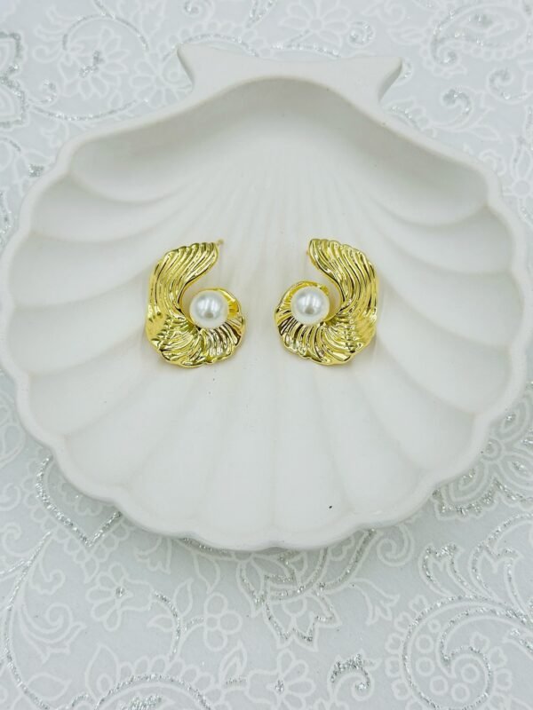 Anti-Tarnish Gold Swirl Pearl Earrings – Stainless Steel Elegance