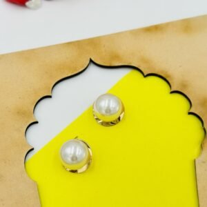 Minimal Luxe Pearl Studs – Sleek Gold Curve with Bold Pearl Center