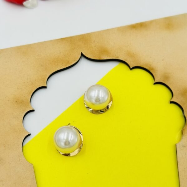 Minimal Luxe Pearl Studs – Sleek Gold Curve with Bold Pearl Center
