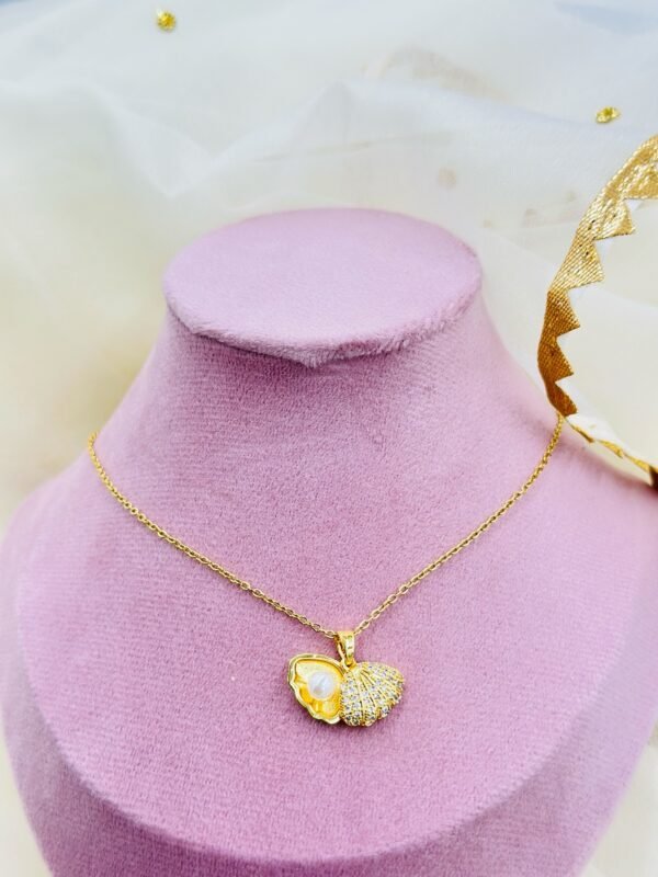 Golden Shell Pearl Pendant Necklace – Stainless Steel