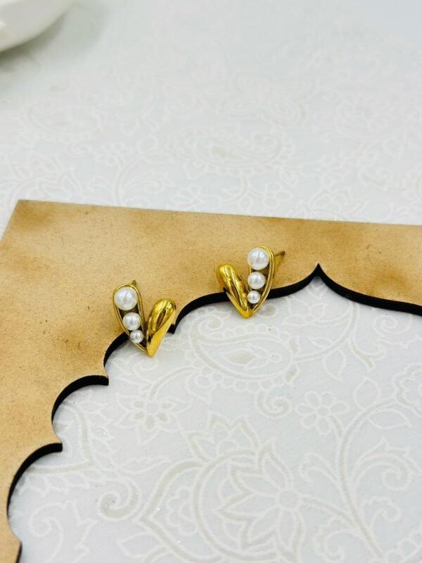 Elegant Heart-Shaped Pearl Stud Earrings – Stainless Steel, Anti-Tarnish