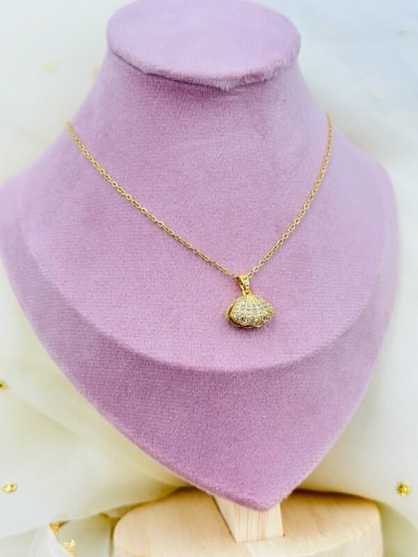 Golden Shell Pearl Pendant Necklace – Stainless Steel